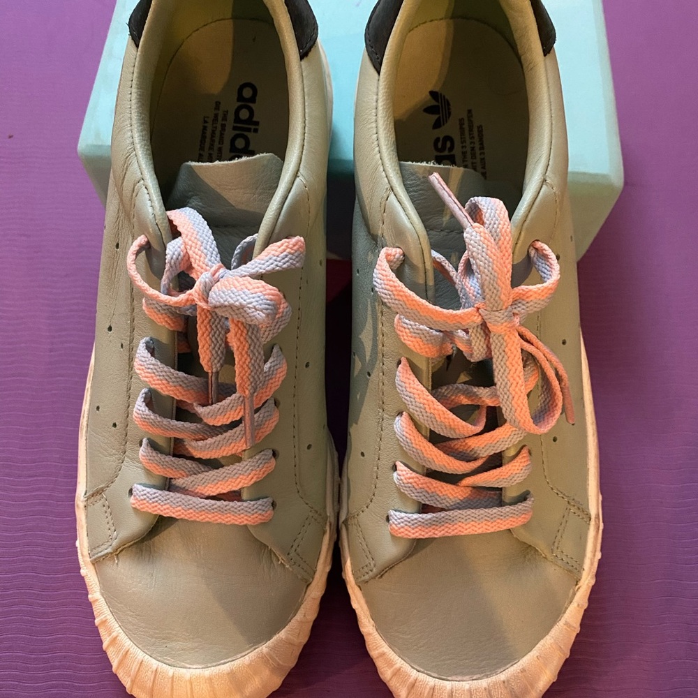 Adidas leather sneakers size woman US7